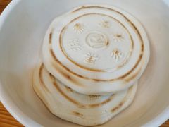 带logo的饼饼-果渊斋老米家泡馍馆(大雁塔店)