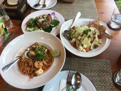 -Chom Cafe and Restaurant