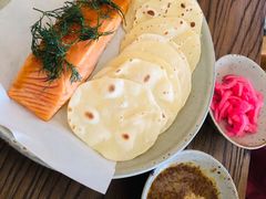 烟熏三文鱼配烤饺子皮和芥末籽酱-BOR Eatery(安福路店)