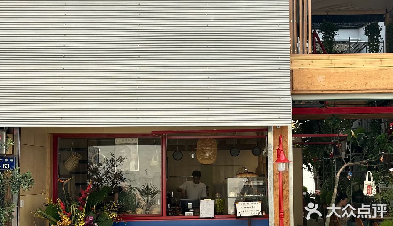 看多了日系韩系的咖啡店，铁手新店真的有让人眼前一亮
