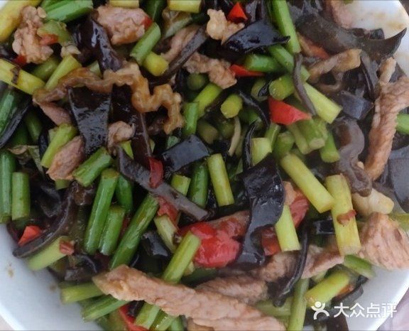 超下饭的蒜苔木耳炒肉就在这里