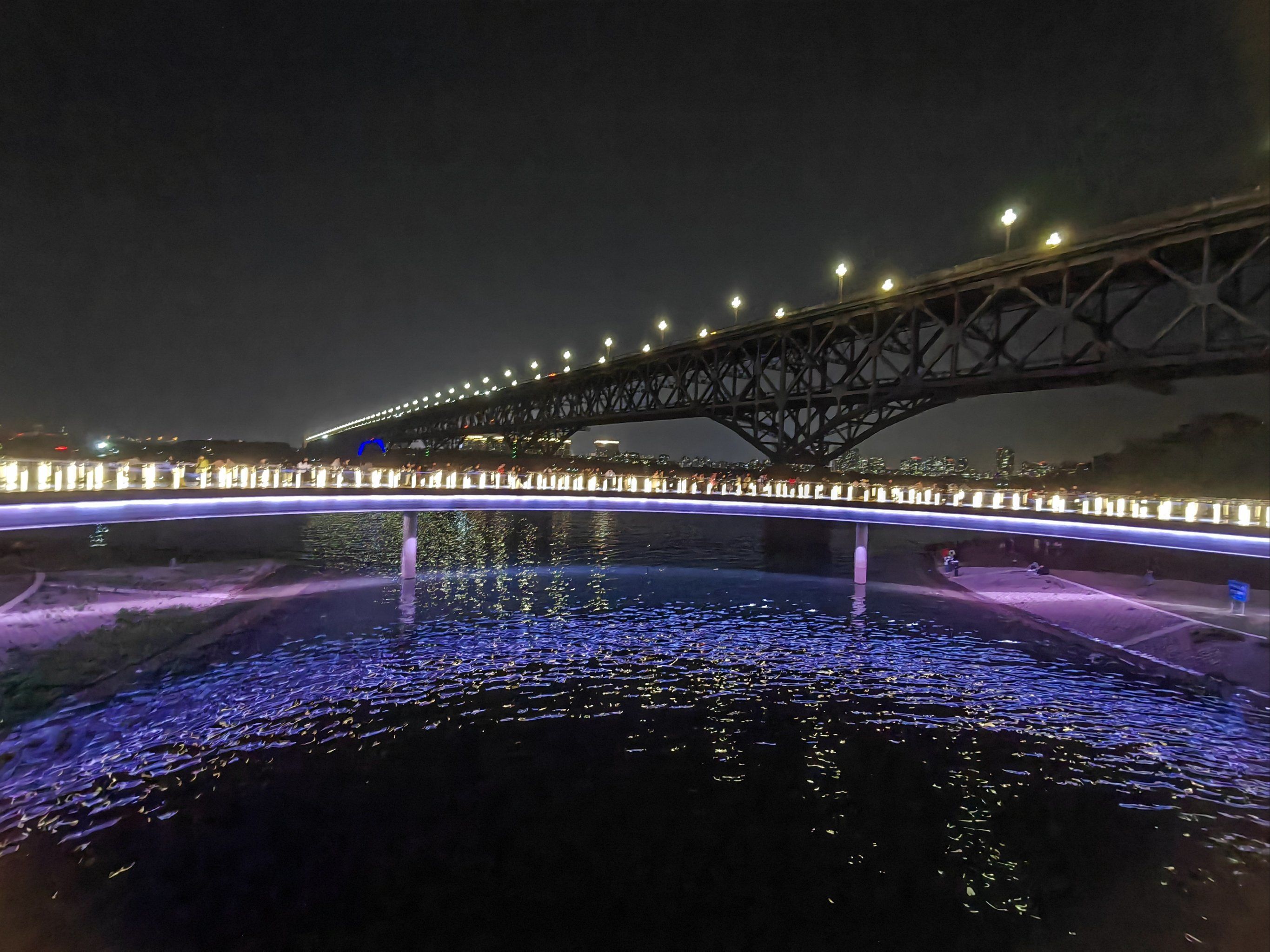 南京长江大桥映虹桥的夜景美美哒!