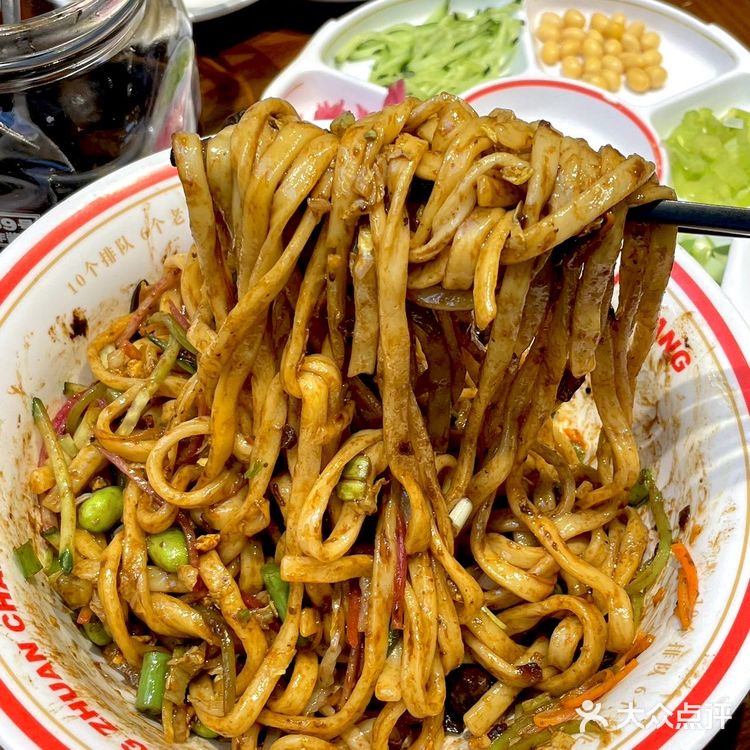 想吃正宗的老北京炸酱面来吃方砖厂就对啦