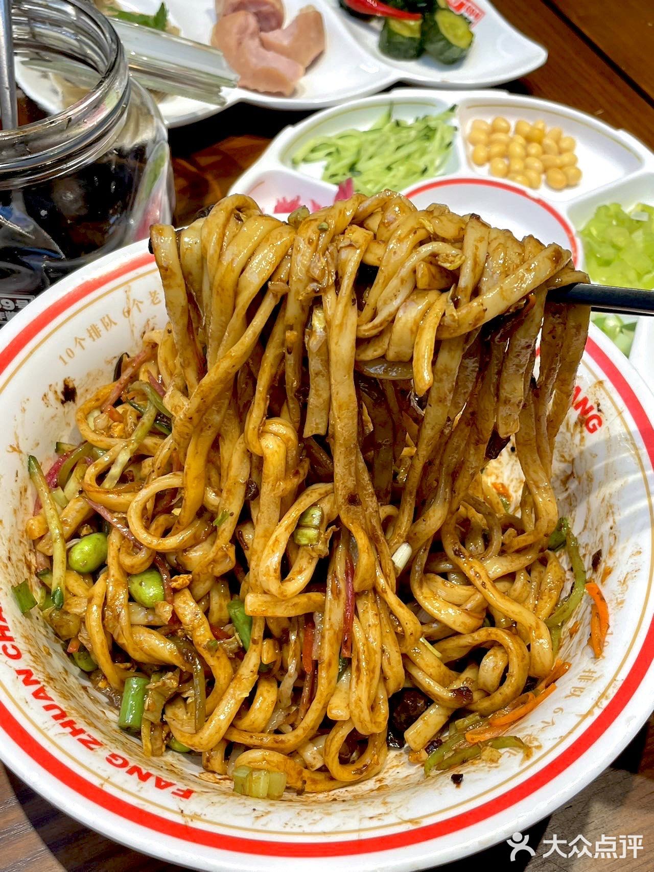 想吃正宗的老北京炸酱面来吃方砖厂就对啦