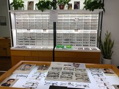 -视野联行眼镜•蔡司•依视路(温江店)