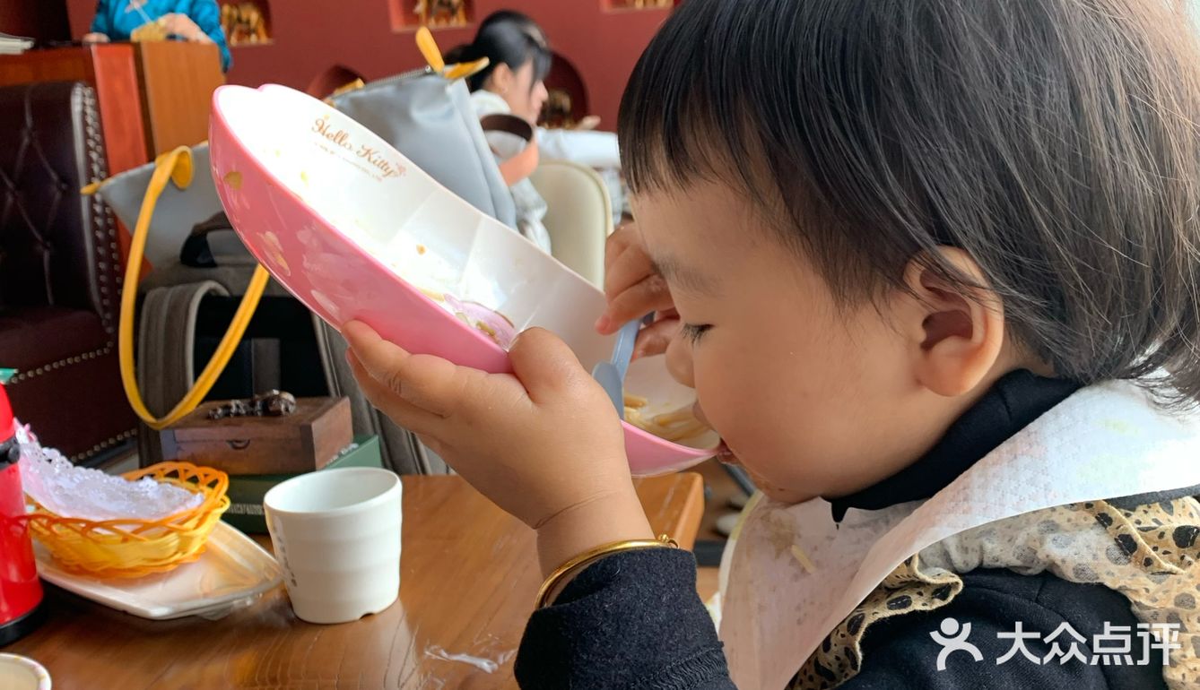 店里的免费柠檬水杯里还有一根胡萝卜