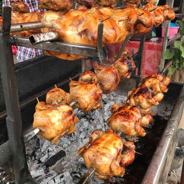 路边烤鸡-"这几天来到素可泰,这里的经济不太发达,我.
