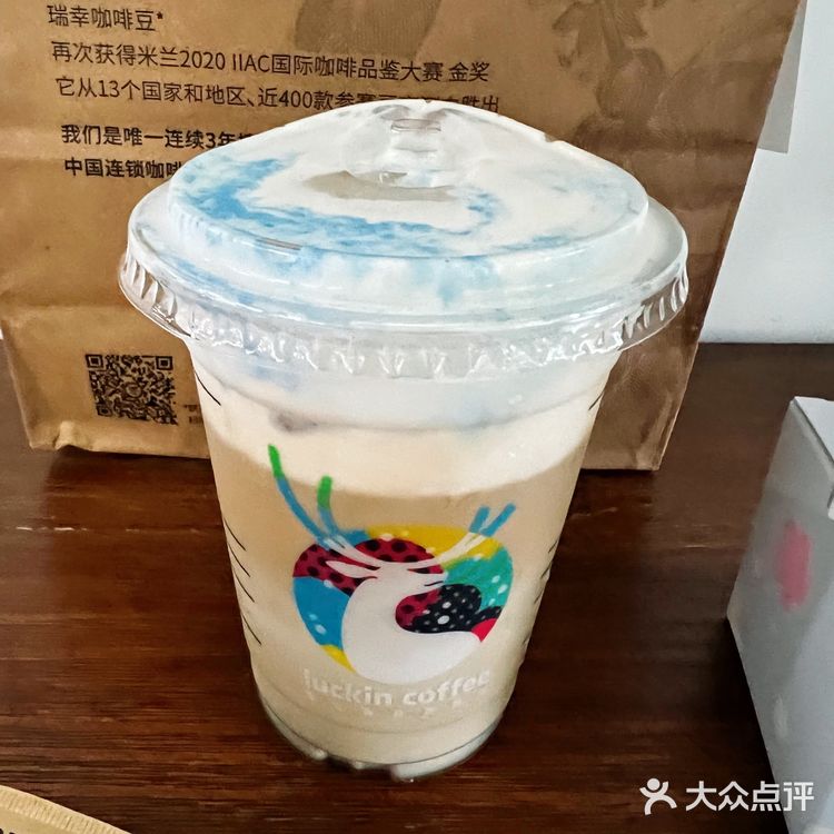 蓝天白云椰子千层鹿卡龙