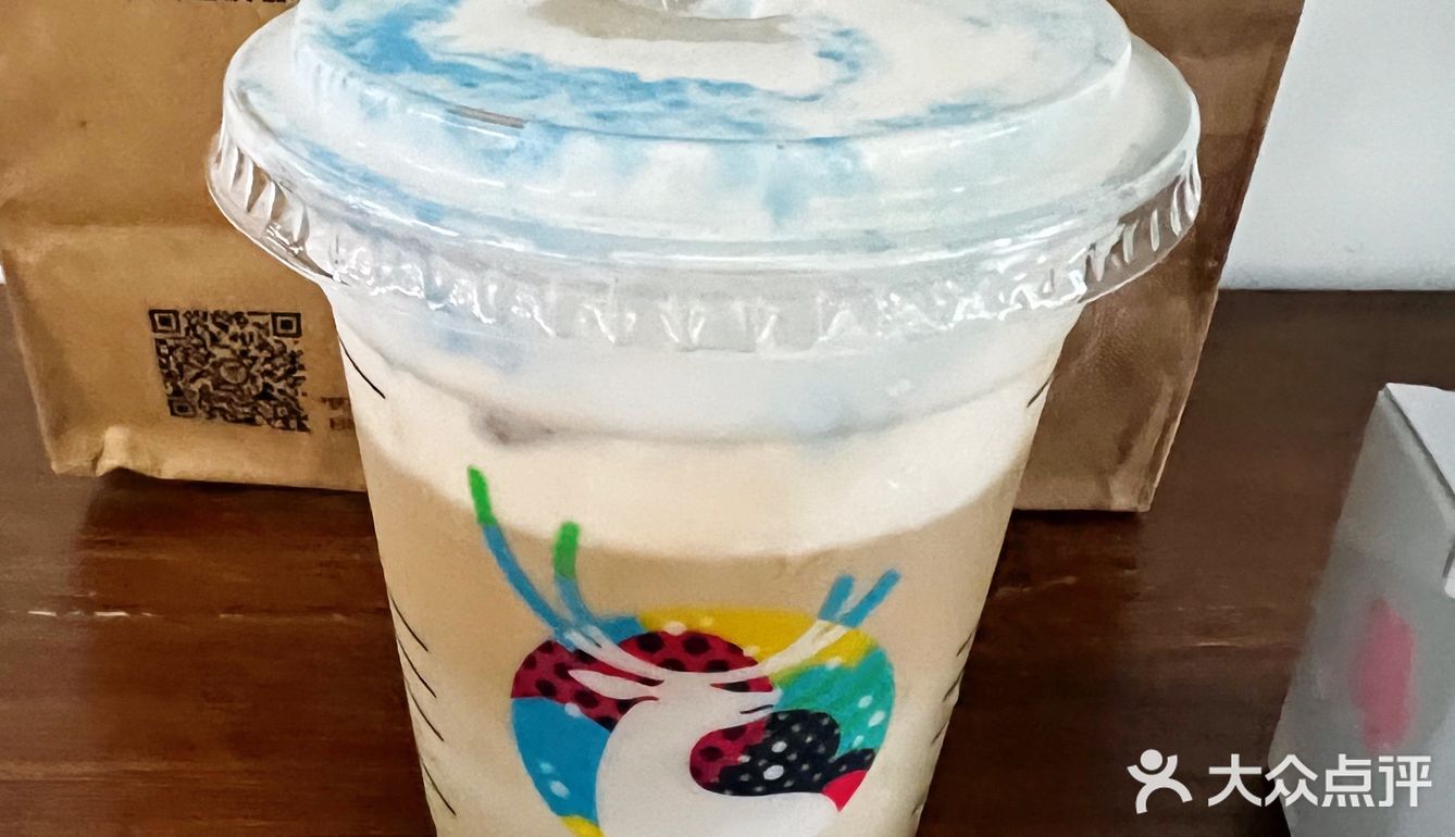 蓝天白云椰子千层鹿卡龙