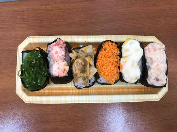 全家便利店(绿荷居店)-"打工仔的"小食堂"全家的便当差不多都吃过.