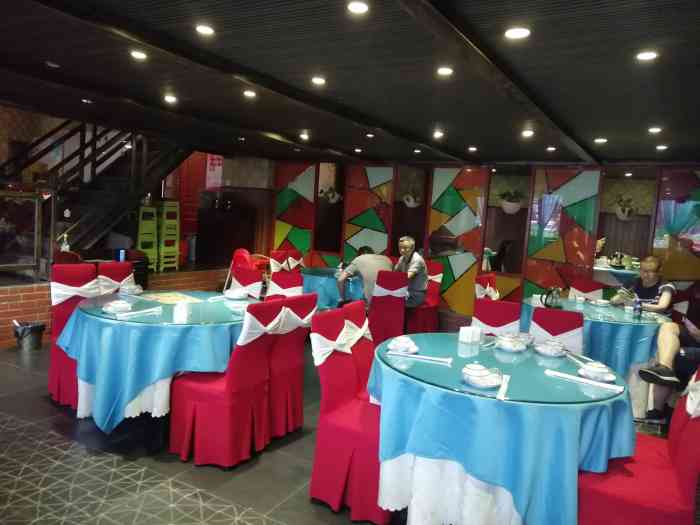 环境环境的话在园艺山上里面挺大的但是人很少的样子好像外面还有露天