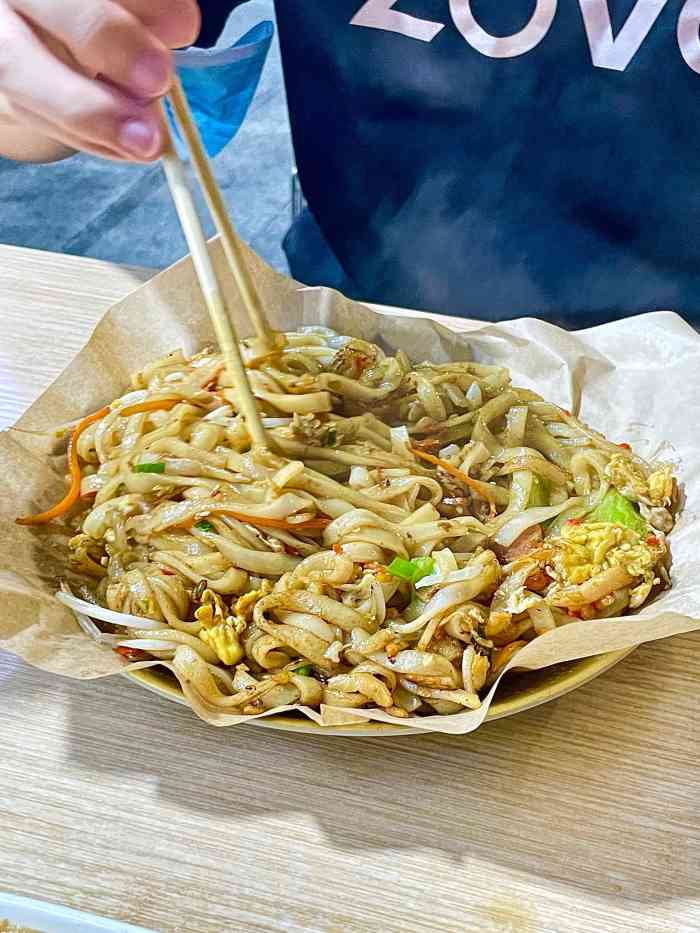 波仔炒粉档-"这家波仔炒米粉,是前面一家超火的香满天烧.