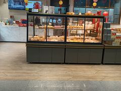 面包甜点陈列柜-皇冠幸福里动物奶油生日蛋糕(龙阳村地铁站店)