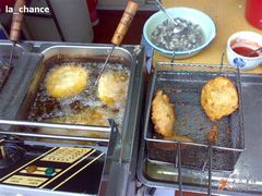 海蛎饼正在炸-黄则和花生汤店