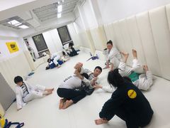 -菠萝格斗巴西柔术训练馆