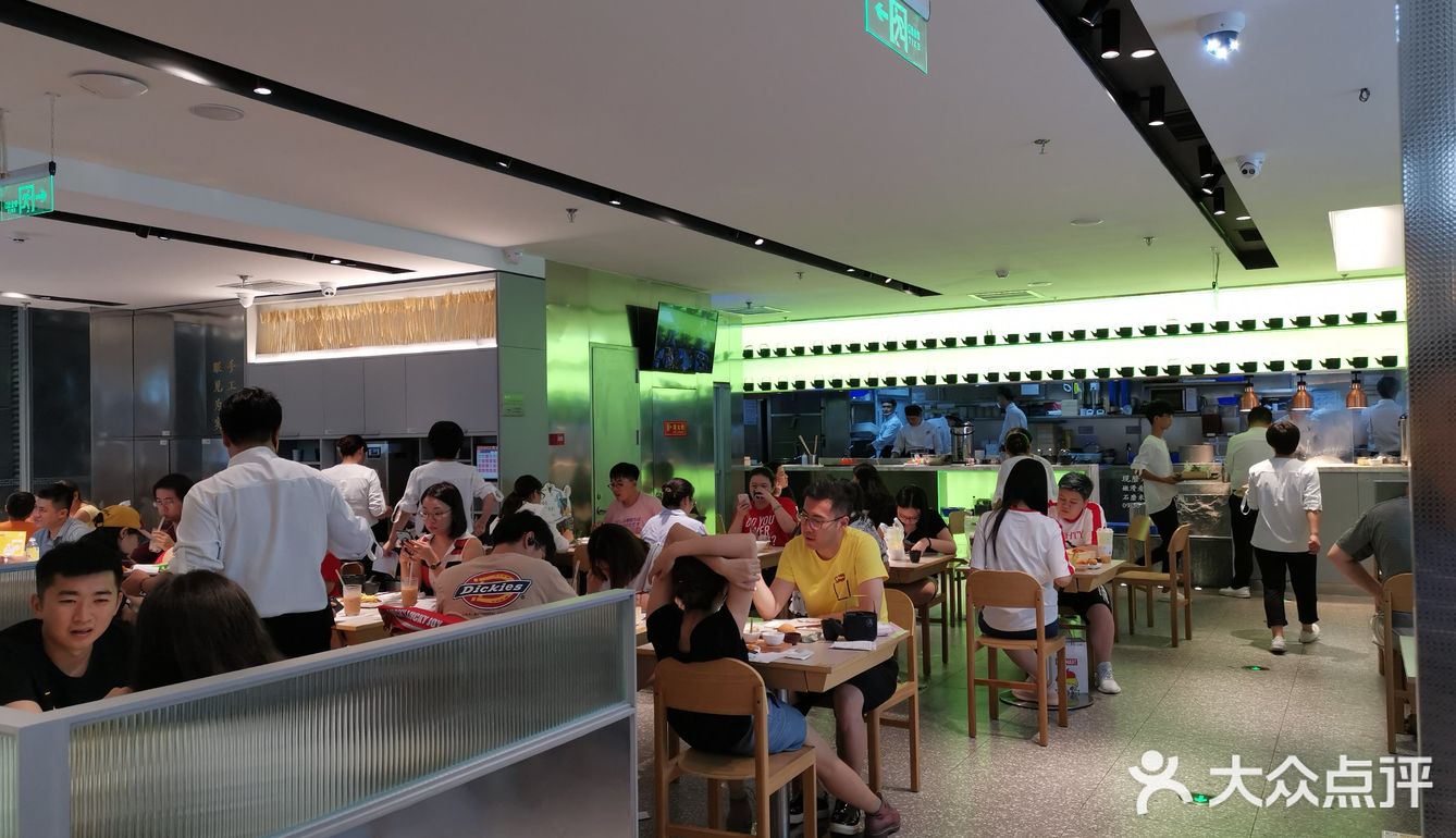 推荐招牌酥皮山楂叉烧包,香草脆鲜奶,鲍汁凤爪