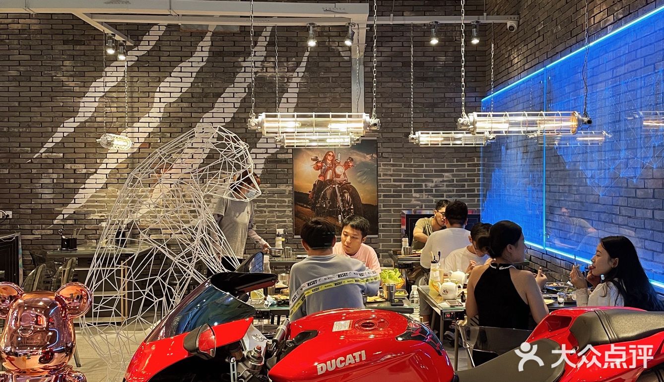 拍照打卡烤肉店｜工业风新盒子