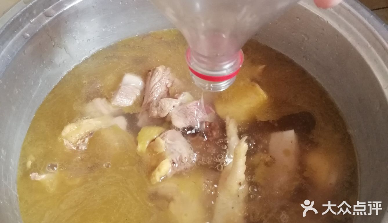 煮鸡酒前最好把鸡肉生炒一下，然后再拿去炖