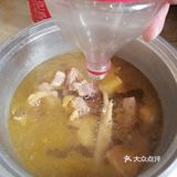 煮鸡酒前最好把鸡肉生炒一下，然后再拿去炖