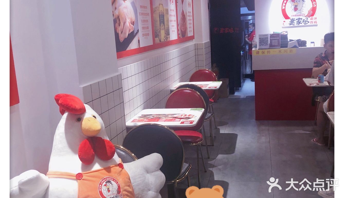 在中学旁边，餐厅和小吃店都很多