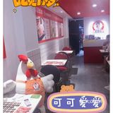 在中学旁边，餐厅和小吃店都很多