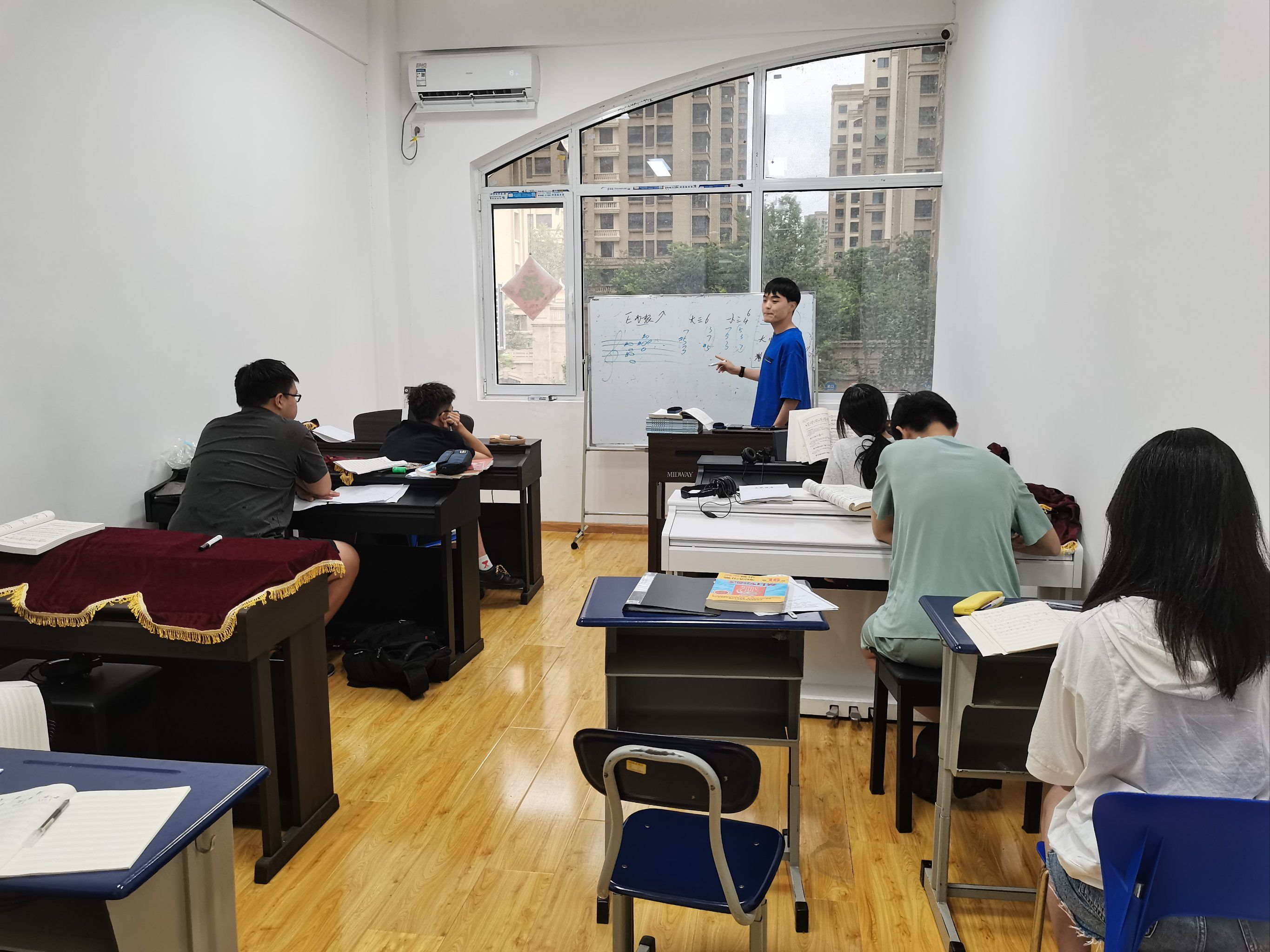 艺考学生认真听课