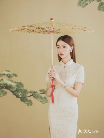 好喜欢这种素雅旗袍工笔画风格呢