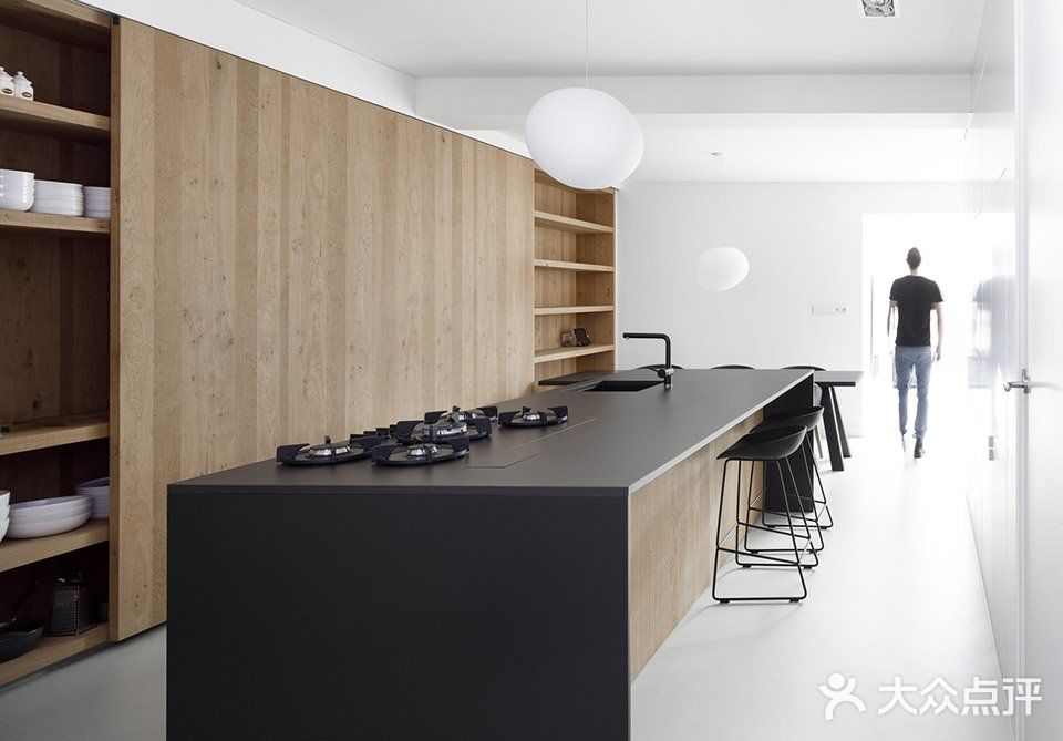 由车库改建的明亮宁静大屋