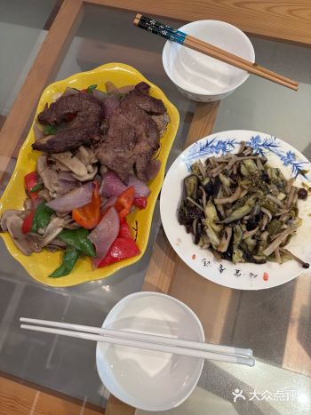 煎牛排和牛肝菌 烧椒茶树菇&茄子