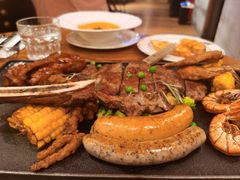 长柄战斧牛排海陆拼盘-1886德国汽车餐厅(外滩中央店)