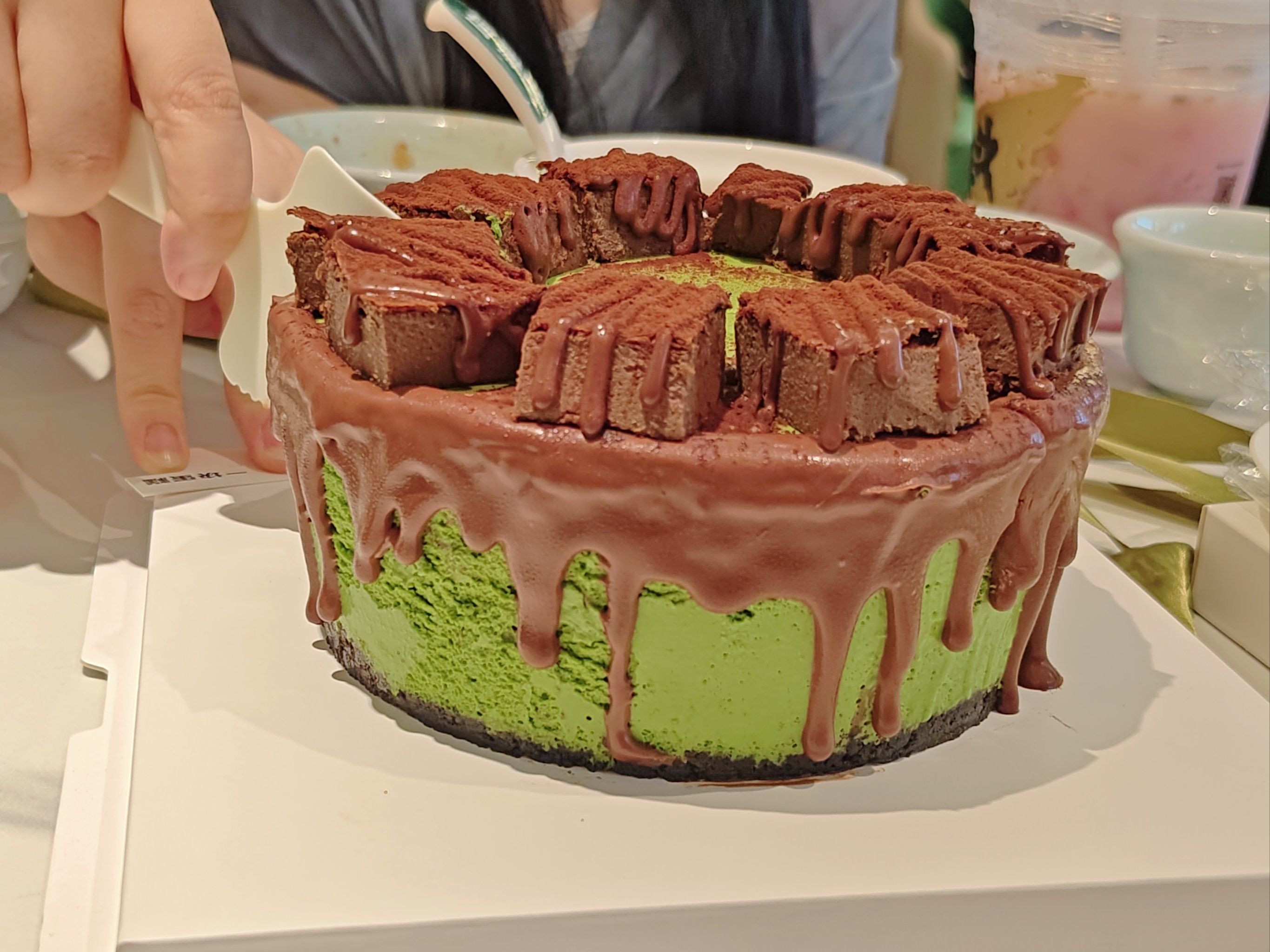 朋友生日买的蛋糕,味道还不错,但是更适合吃切块 ,真的很抹茶,偏苦涩