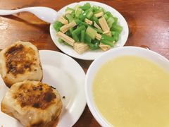 芹菜腐竹-宝瑞门钉肉饼店