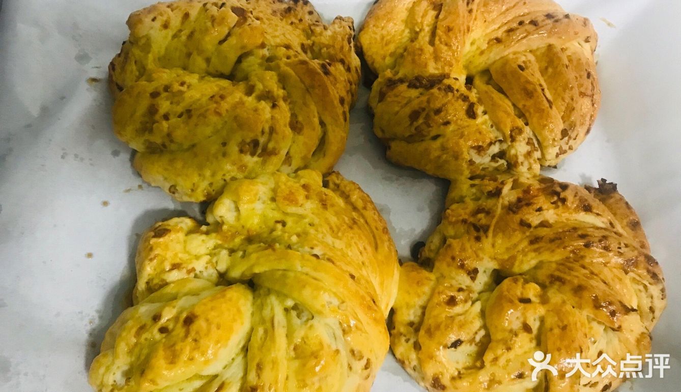 做了1个小版的辫子面包+4个小圆包