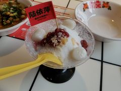 草莓雪顶牛奶刨冰-陆依萍重庆火锅商行(龙湖时代天街店)