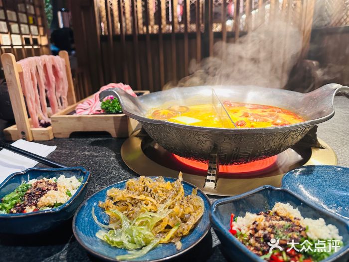 湊湊火锅·茶憩(世博大道店)台式麻辣花胶鸡鸳鸯锅图片
