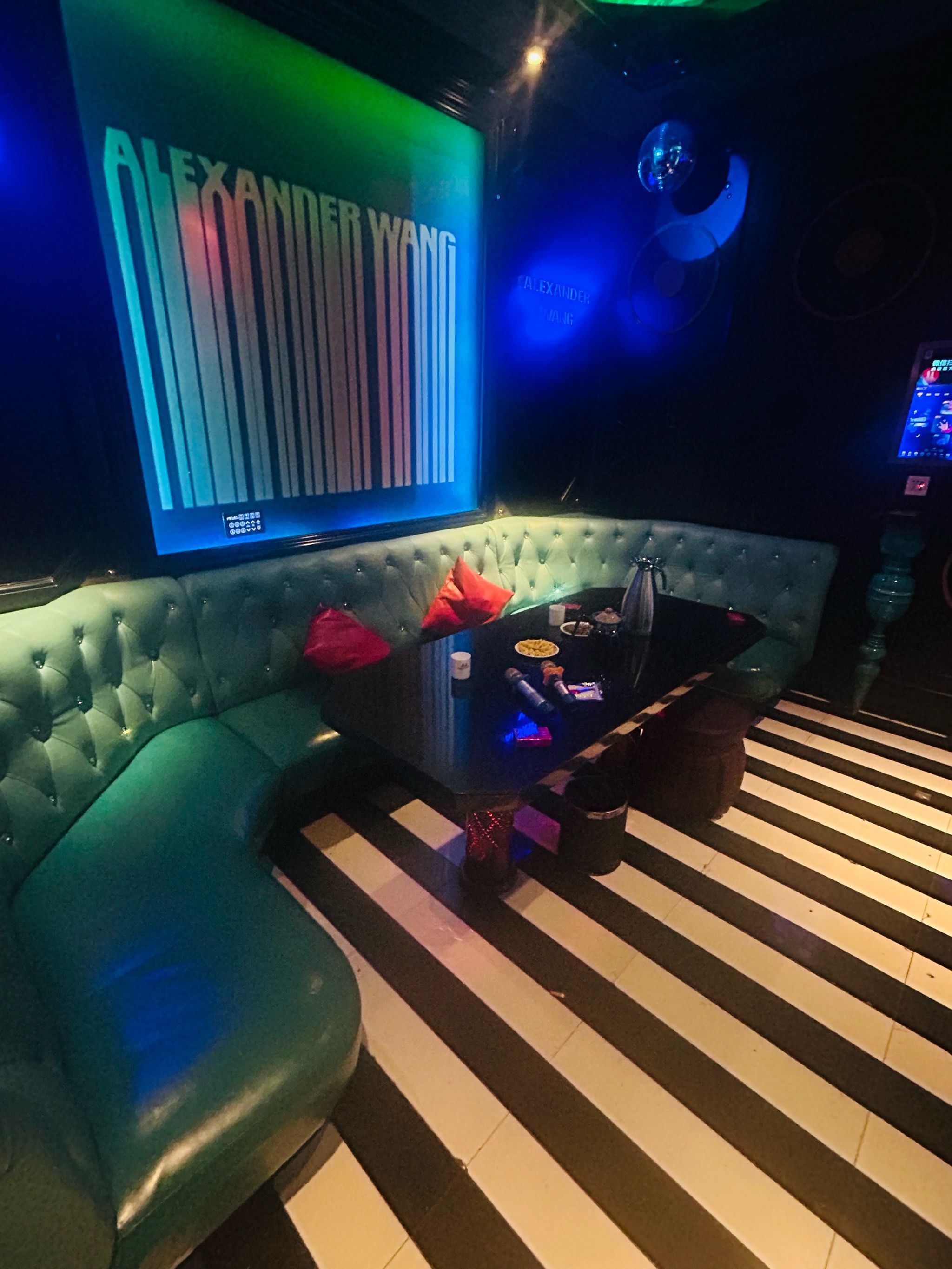 小包间色彩丰富 绿意盎然!