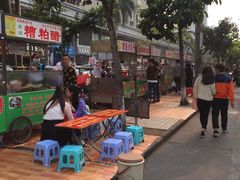 -海南大学南门小吃一条街