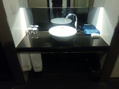 -桔子酒店(上海西藏北路地铁站店)