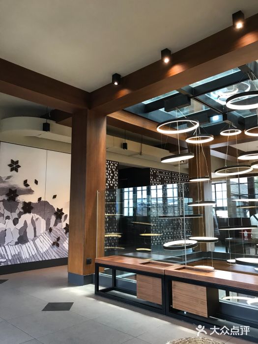 星巴克臻选(成都宽窄巷子店)大堂图片