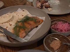 烟熏三文鱼配烤饺子皮和芥末籽酱-BOR Eatery(安福路店)