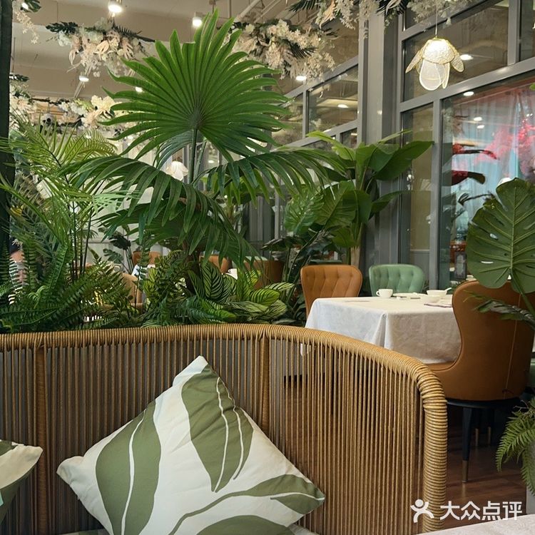 尤其是小乳鸽比某小汤要大，味儿更足。最最重要的是