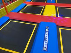 -爱蹦iBOON蹦床运动馆(江汉店)