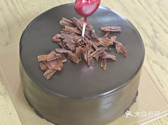 生日蛋糕是过生日时的必备美食，最早源于西方