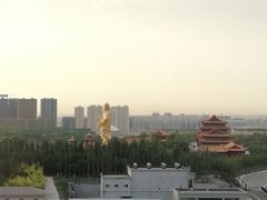 从希尔顿酒店的窗户可以望到西域大佛-红光山景区