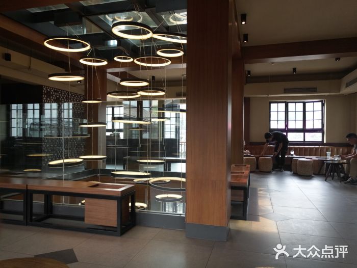 星巴克臻选(成都宽窄巷子店)大堂图片