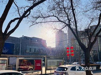 最美的风景在路上， 放下手机，仰望天空， 或许你会发
