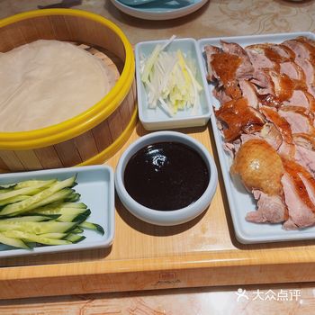 喜欢吃烤鸭的我还是没有忍住的进入了，店内环境