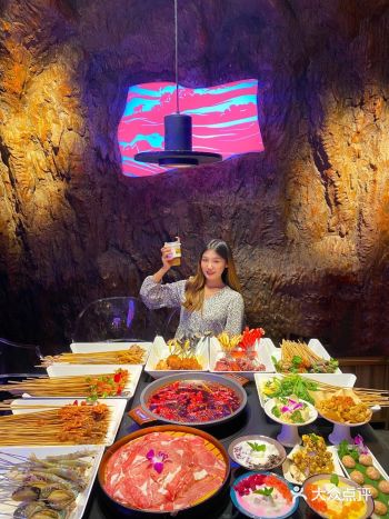 重庆探店|洞穴中吃串串大口吃肉超满足