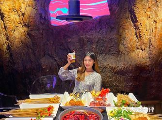 重庆探店|洞穴中吃串串大口吃肉超满足