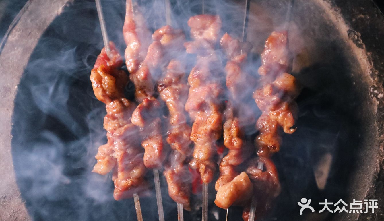 架一炭炉，几串烤肉，一杯冰啤，钟情于夜晚的静